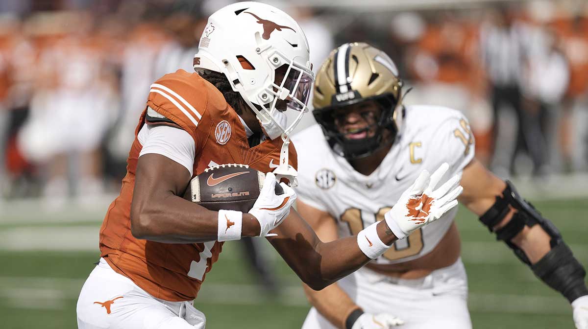 Texas Longhorns wide receiver Ryan Wingo (1) runs for a 75 yard touchdown after catching a pass on the first play of the game against the Vanderbilt Commodores at Darrell K Royal-Texas Memorial Stadium.