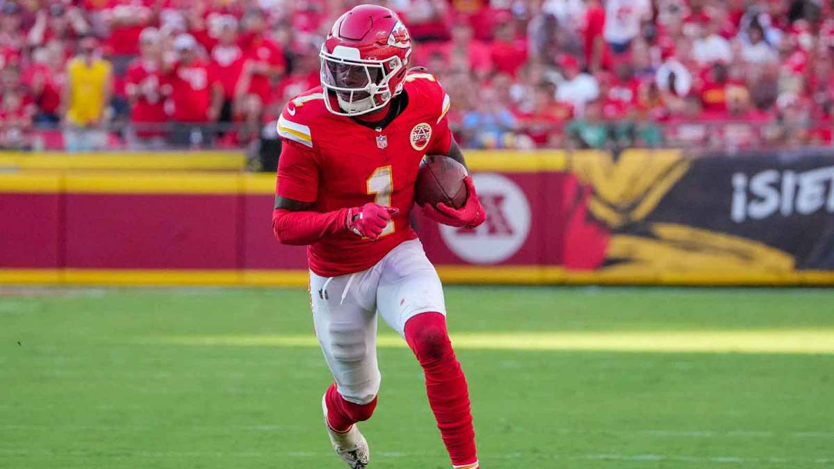 Kansas City Chiefs wide receiver Xavier Worthy (1) runs the ball against the Baltimore Ravens during the game at GEHA Field at Arrowhead Stadium.