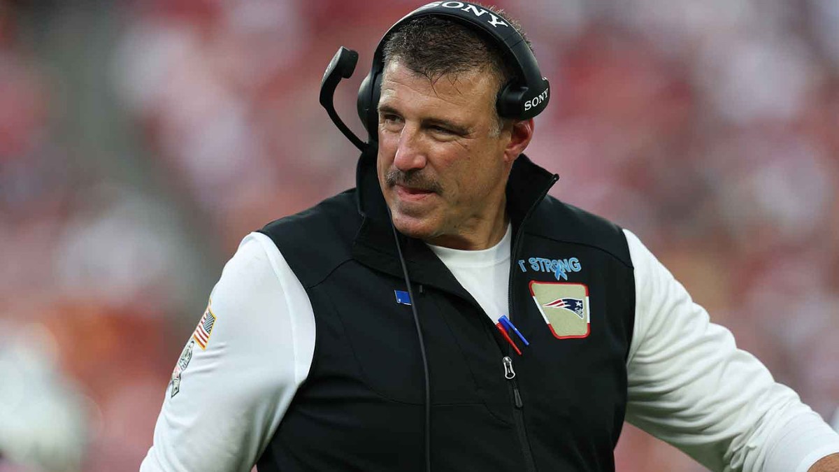 New England Patriots head coach Mike Vrabel walks downfield during the third quarter against the Tampa Bay Buccaneers at Raymond James Stadium.
