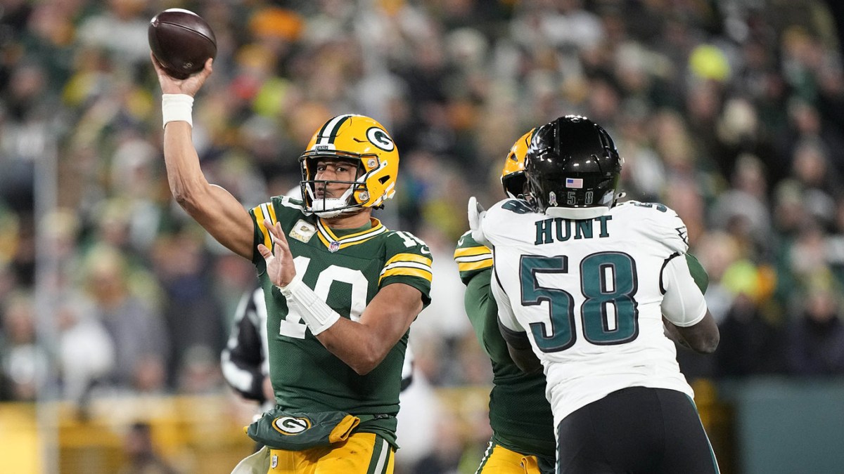 Green Bay Packers quarterback Jordan Love (10) throws a pass under pressure from Philadelphia Eagles outside linebacker Jalyx Hunt (58) during the third quarter at Lambeau Field.