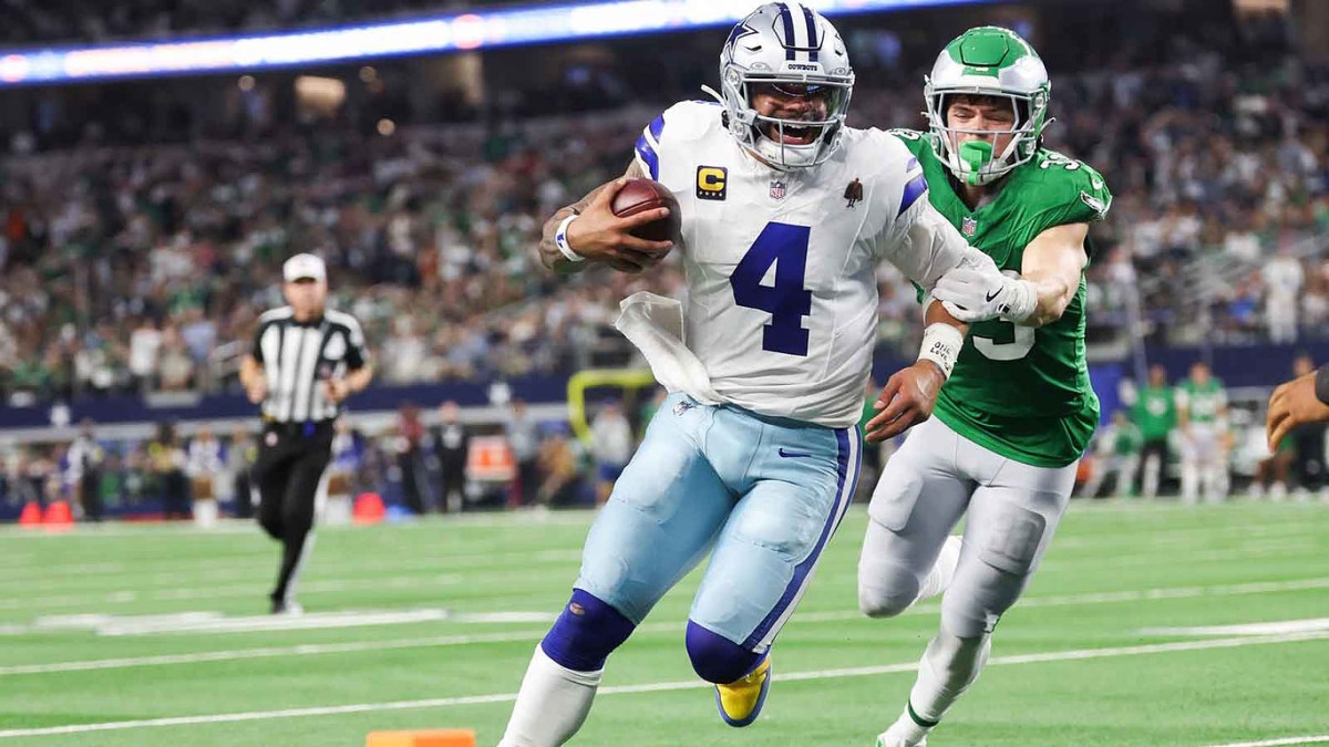 Dallas Cowboys quarterback Dak Prescott (4) runs with the ball in attempt to score a touchdown in the fourth quarter against the Philadelphia Eagles at AT&T Stadium.