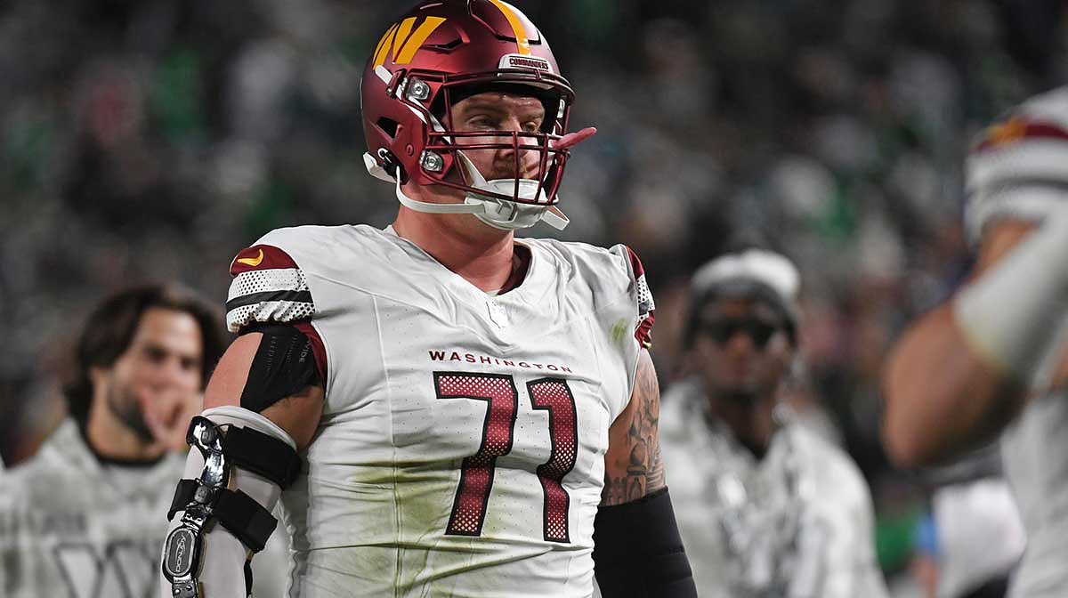 Washington Commanders guard Andrew Wylie (71) against the Philadelphia Eagles at Lincoln Financial Field.