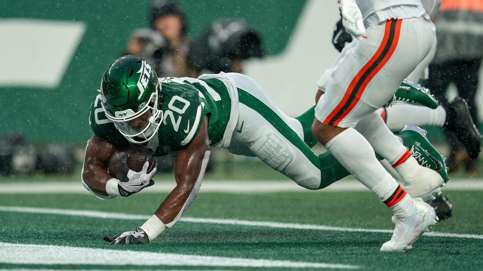 New York Jets running back Breece Hall (20) scores a touchdown on a long run during an NFL Week 10 game between the New York Jets and the Cleveland Browns at MetLife Stadium on Sunday, Nov. 9, 2025.