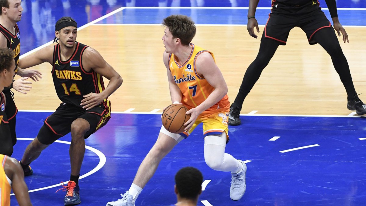 Charlotte Hornets forward Kon Knueppel (7) looks to shoot against Atlanta Hawks forward Asa Newell (14) during the first half at the Spectrum Center.