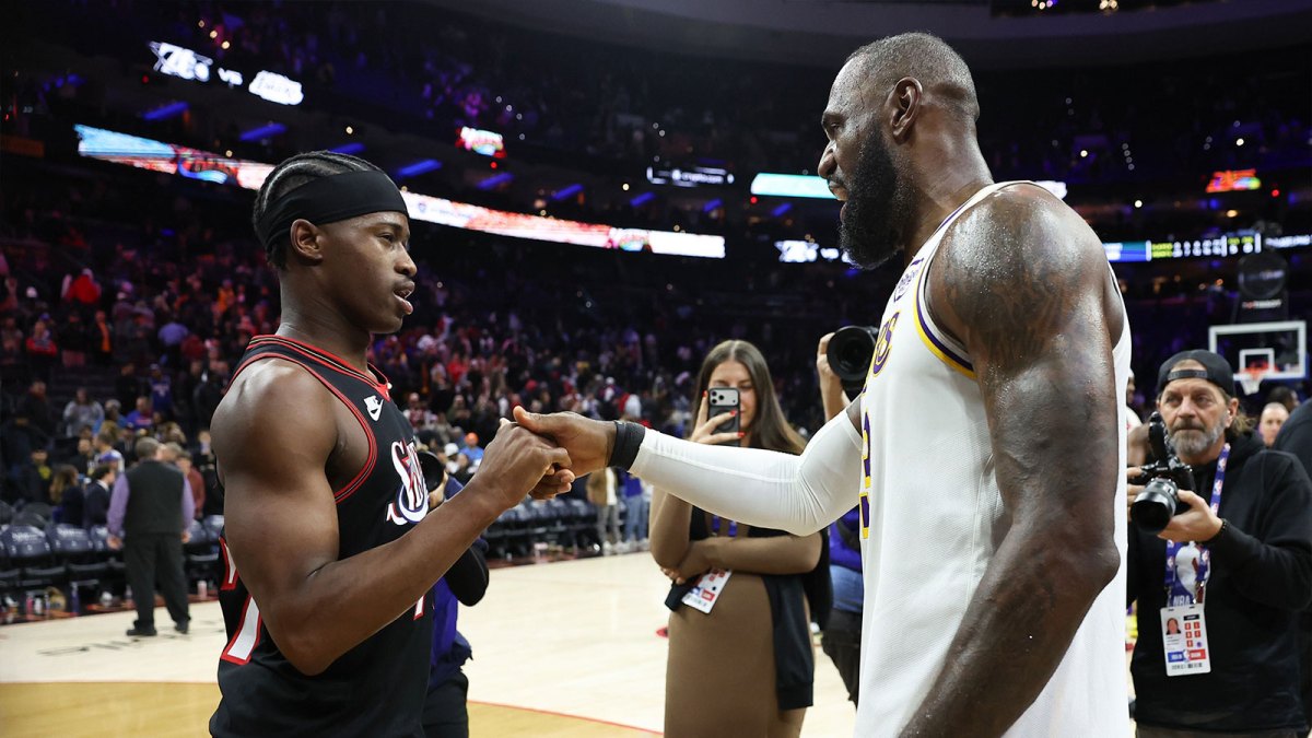 Lakers forward Lebron James (23) shakes hands with Philadelphia 76ers guard Vj Edgecombe (77) after the game at Xfinity Mobile Arena