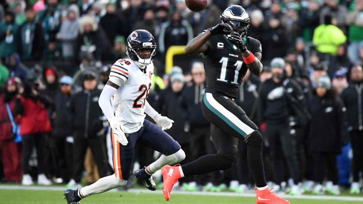 Philadelphia Eagles wide receiver A.J. Brown (11) makes a reception defended by Chicago Bears cornerback Nahshon Wright (26) during the second quarter of the game at Lincoln Financial Field.