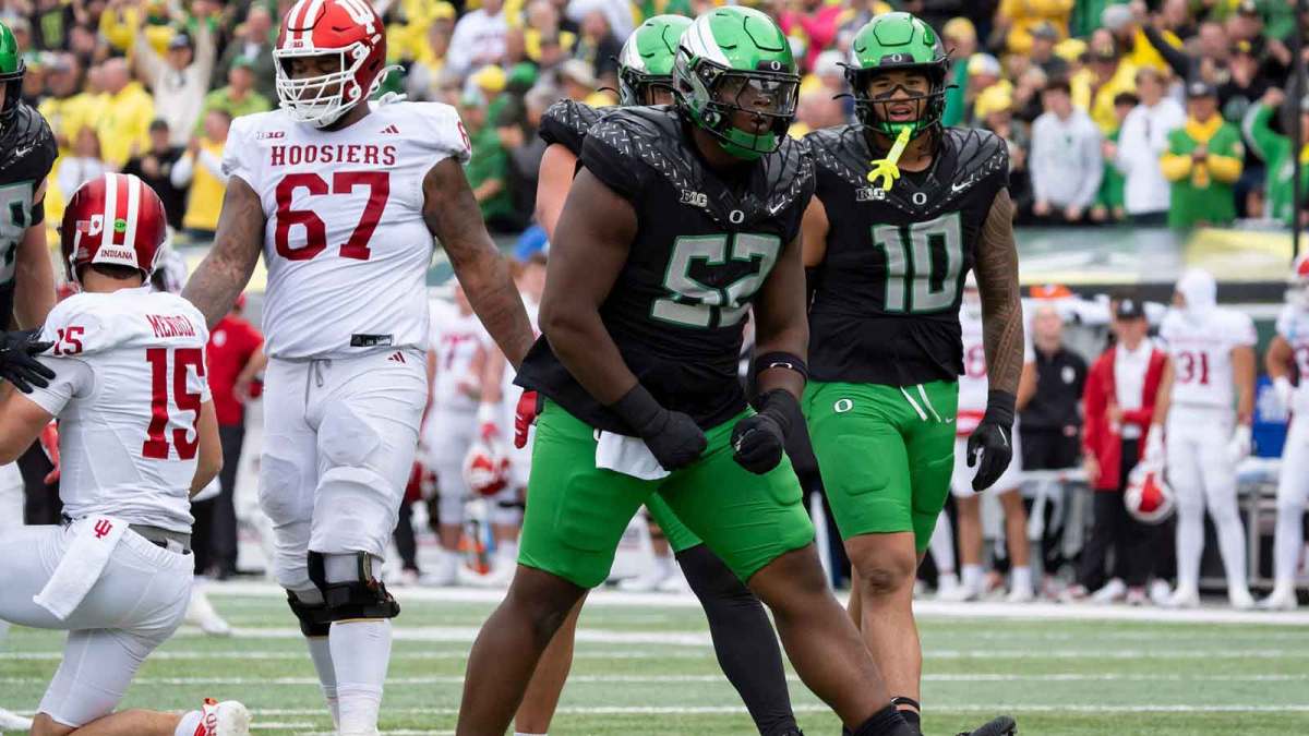 Oregon defensive lineman A'Mauri Washington celebrates a sack as the Oregon Ducks host the Indiana Hoosiers.
