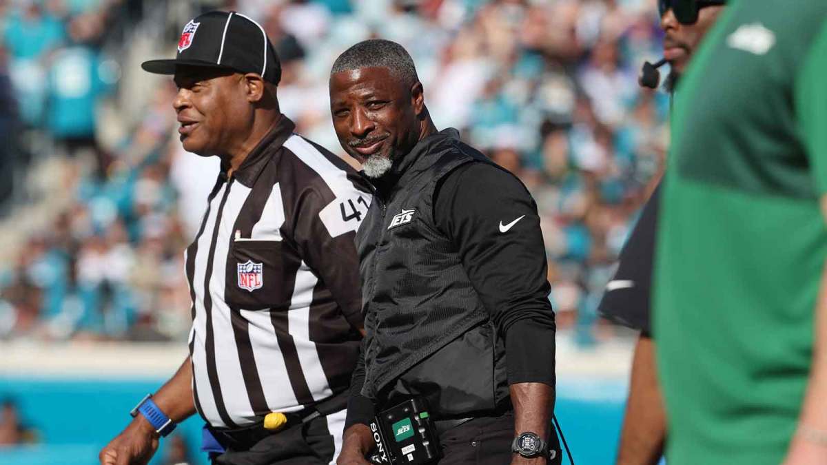 New York Jets head coach Aaron Glenn during the second quarter against the Jacksonville Jaguars at EverBank Stadium.