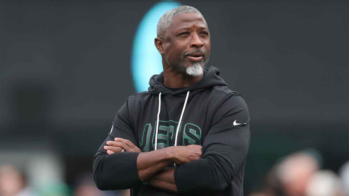 New York Jets head coach Aaron Glenn looks on before the game against the Miami Dolphins at MetLife Stadium.