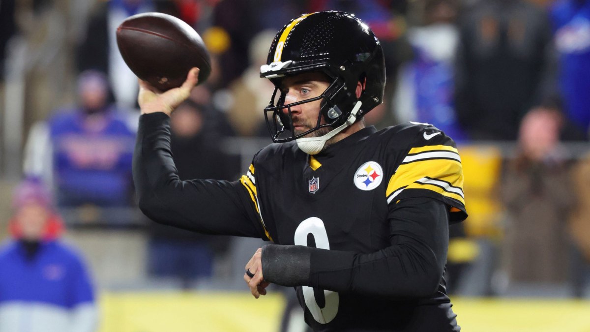 Pittsburgh Steelers quarterback Aaron Rodgers (8) passes against the Buffalo Bills during the third quarter at Acrisure Stadium.
