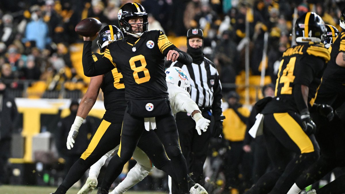 Pittsburgh Steelers quarterback Aaron Rodgers (8) throws a touchdown pass in the third quarter against the Miami Dolphins at Acrisure Stadium.