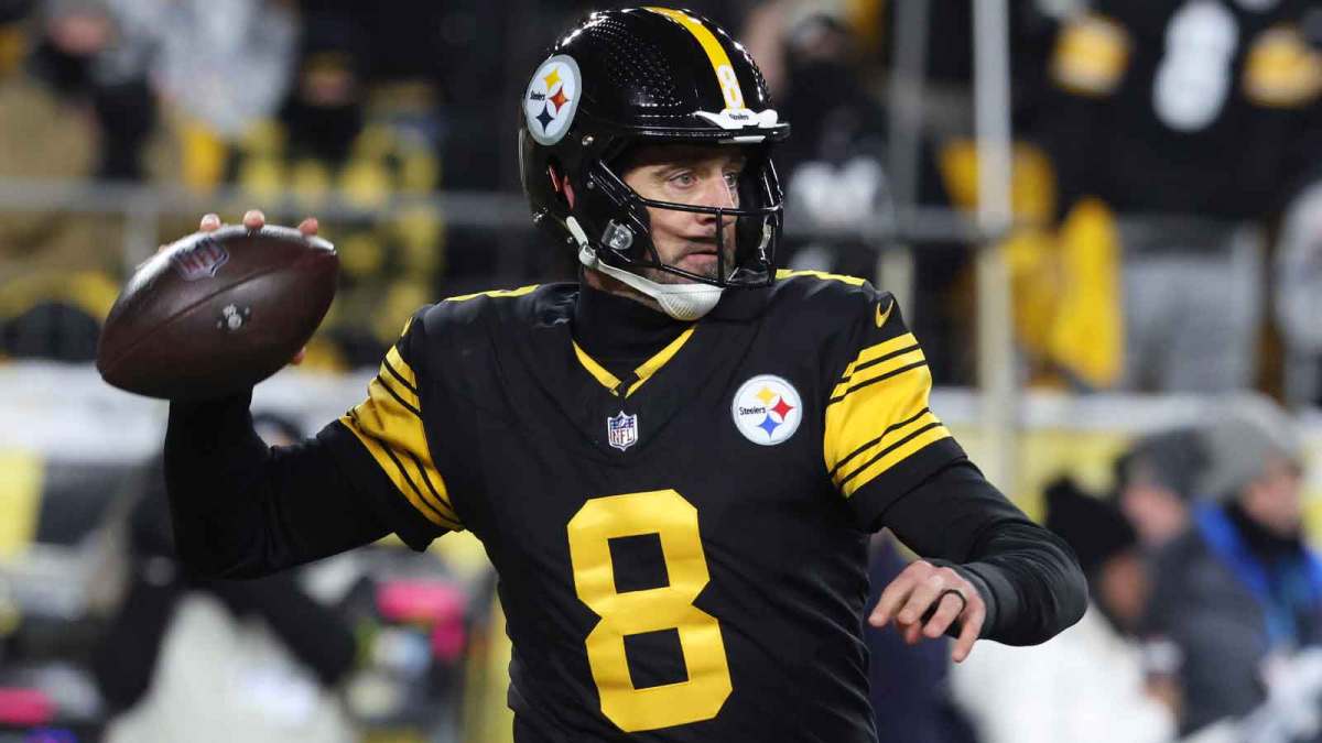 Pittsburgh Steelers quarterback Aaron Rodgers (8) looks to throw in the second quarter against the Miami Dolphins at Acrisure Stadium.