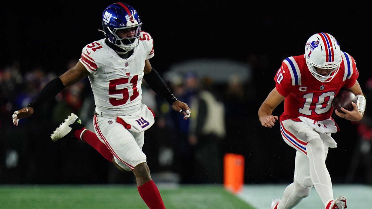 New England Patriots quarterback Drake Maye (10) runs the ball against New York Giants linebacker Abdul Carter (51) during the third quarter at Gillette Stadium.