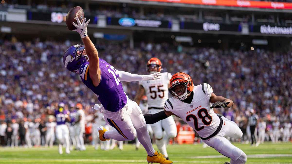 Minnesota Vikings wide receiver Adam Thielen (19) is unable to make the catch as Cincinnati Bengals cornerback Josh Newton (28) defends during the first half at U.S. Bank Stadium.