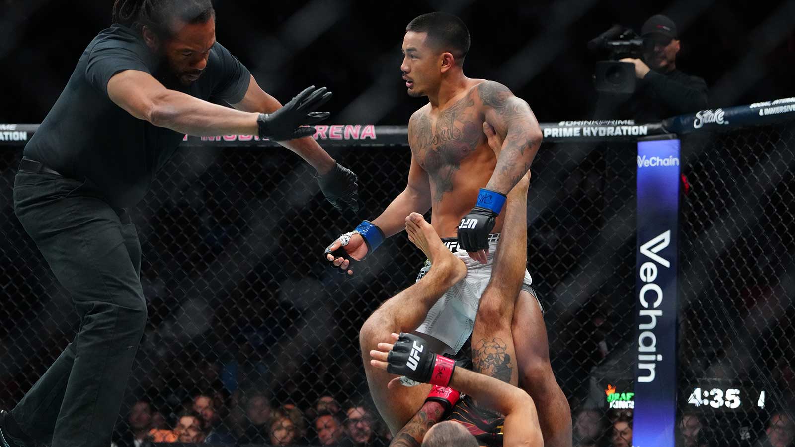 Alexandre Pantoja (red gloves) fights Joshua Van (blue gloves) during UFC 323 at T-Mobile Arena.