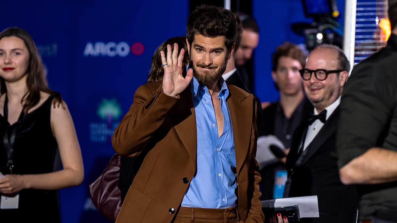 Spider-Man actor Andrew Garfield links up with 49ers’ Sourdough Sam before Bears win