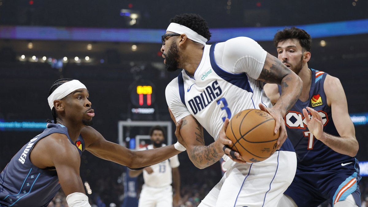 Dallas Mavericks forward Anthony Davis (3) is defended by Oklahoma City Thunder guard Shai Gilgeous-Alexander (2) and center Chet Holmgren (7) during the first quarter at Paycom Center.
