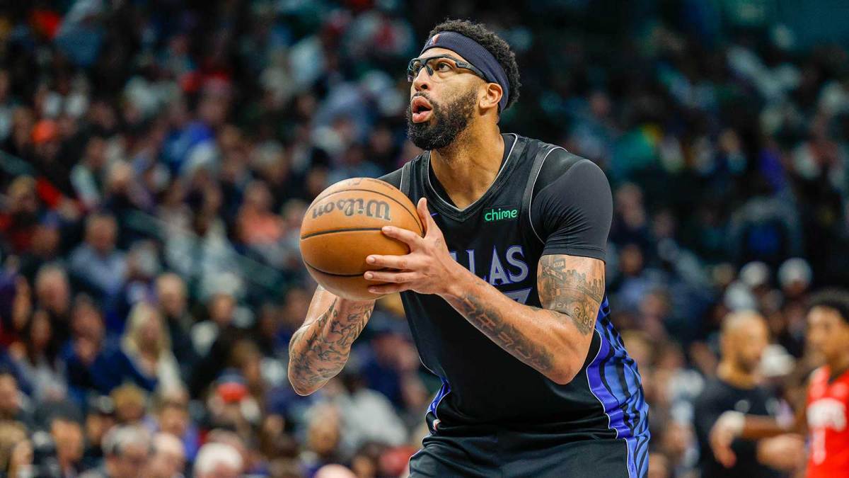 Dallas Mavericks forward Anthony Davis (3) takes a free throw late in the game against the Houston Rockets at American Airlines Center.