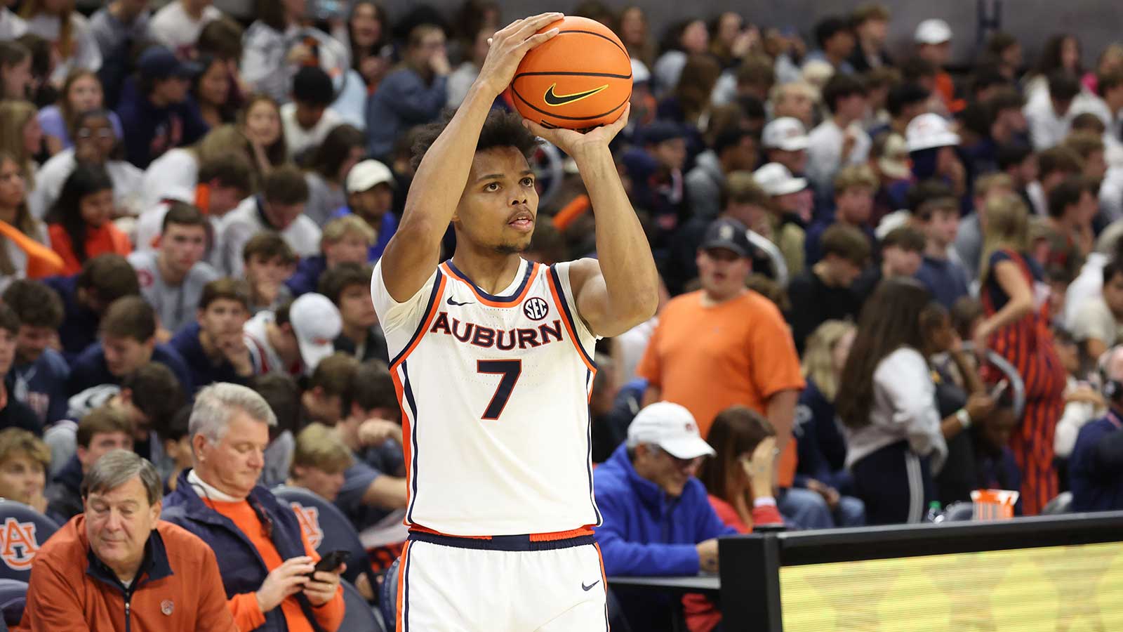 Auburn Tigers guard Keyshawn Hall (7) warms up before the second half against the NC State Wolfpack at Neville Arena.