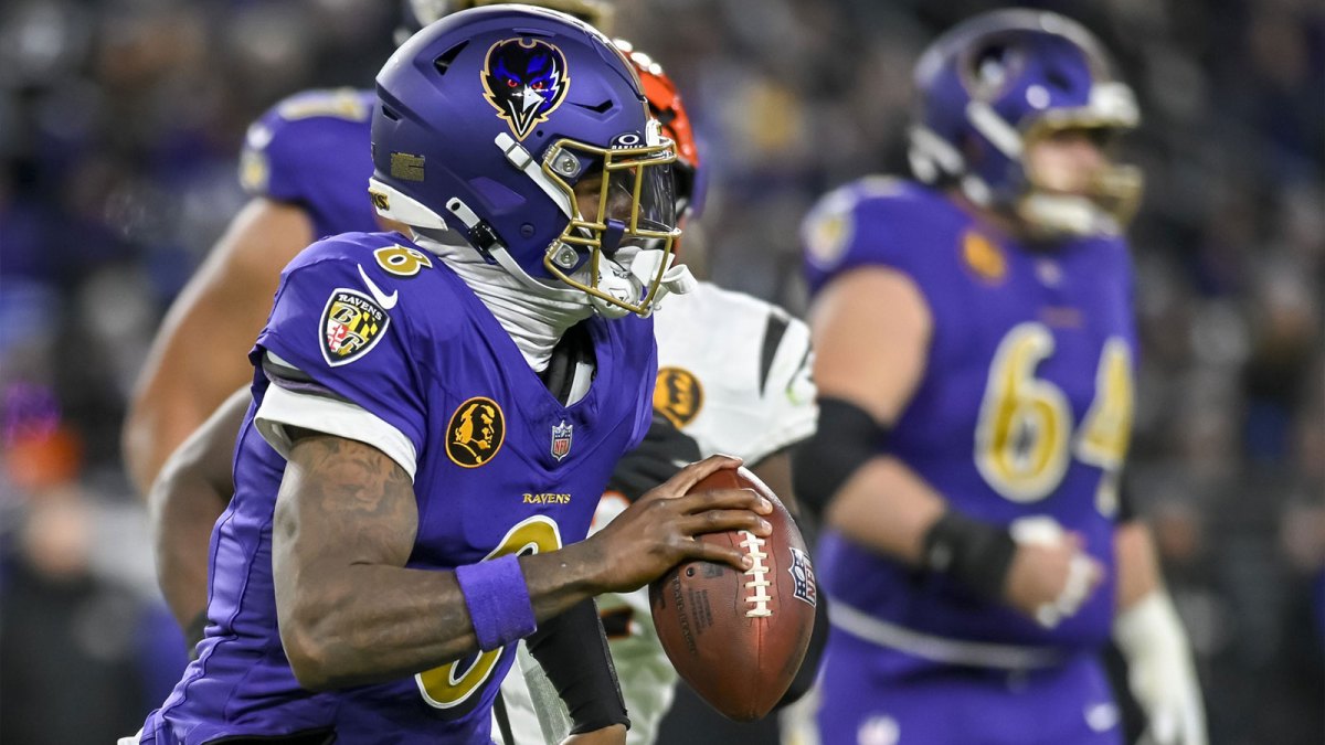 Baltimore Ravens quarterback Lamar Jackson (8) scrambles during the game against the Cincinnati Bengals at M&T Bank Stadium.