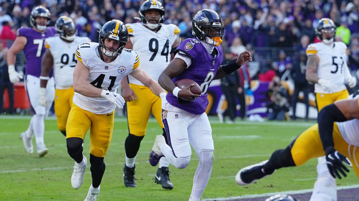 Baltimore Ravens quarterback Lamar Jackson (8) runs with the ball for a touchdown against Pittsburgh Steelers linebacker Payton Wilson (41) during the first half at M&T Bank Stadium.