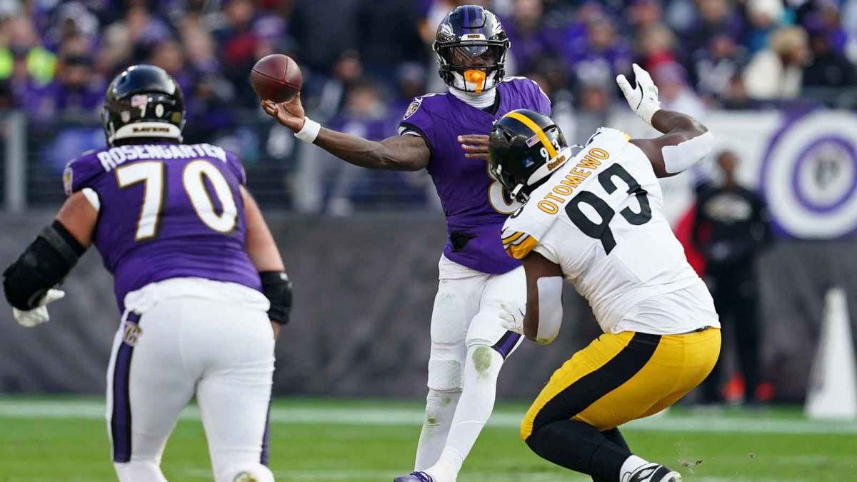 Baltimore Ravens quarterback Lamar Jackson (8) passes the ball against Pittsburgh Steelers defensive end Esezi Otomewo (93) during the first half at M&T Bank Stadium.