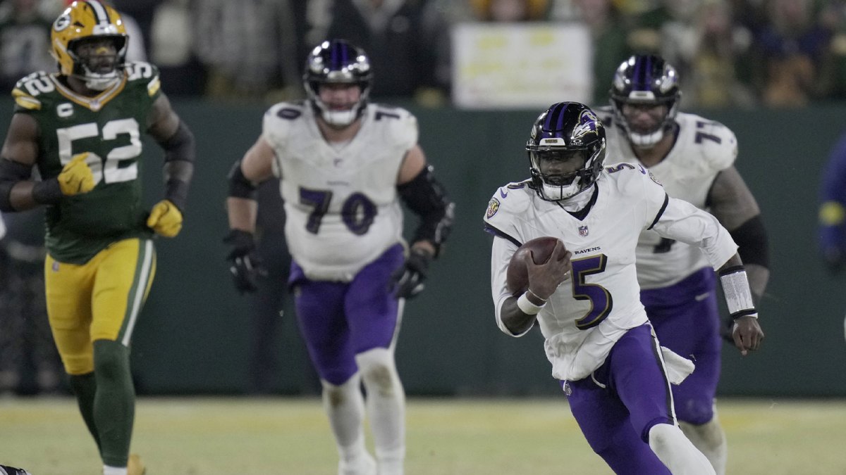 Baltimore Ravens quarterback Tyler Huntley (5) runs for 25 yards during the second quarter against the Green Bay Packers at Lambeau Field. Mandatory Credit: Mark Hoffman/Milwaukee Journal Sentinel via Imagn Images