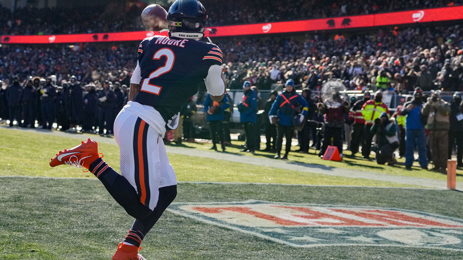 Bears’ DJ Moore shuts up questions for at least 1 week with 2-TD day