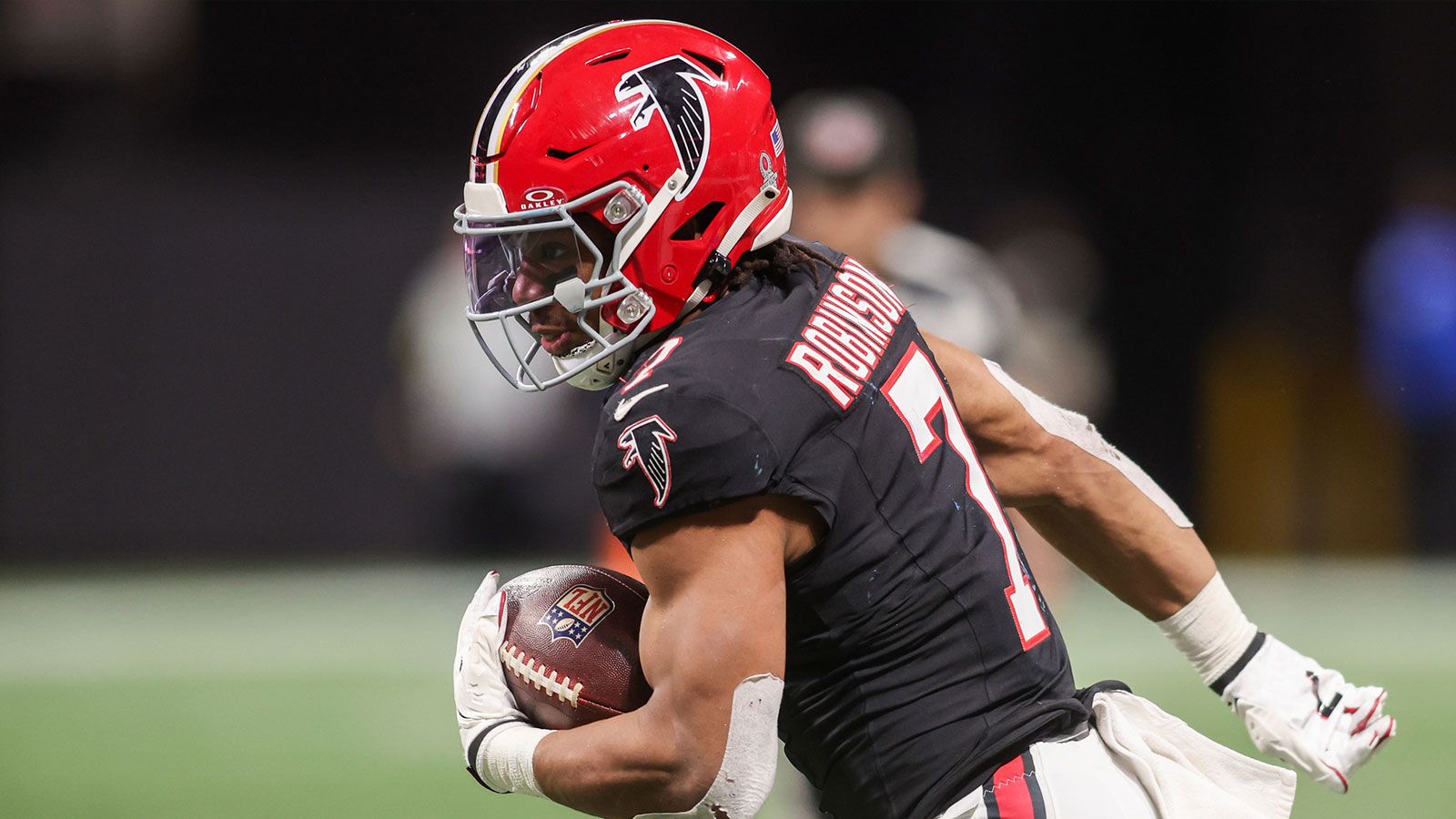 Atlanta Falcons running back Bijan Robinson (7) runs the ball against the Los Angeles Rams in the third quarter at Mercedes-Benz Stadium. 