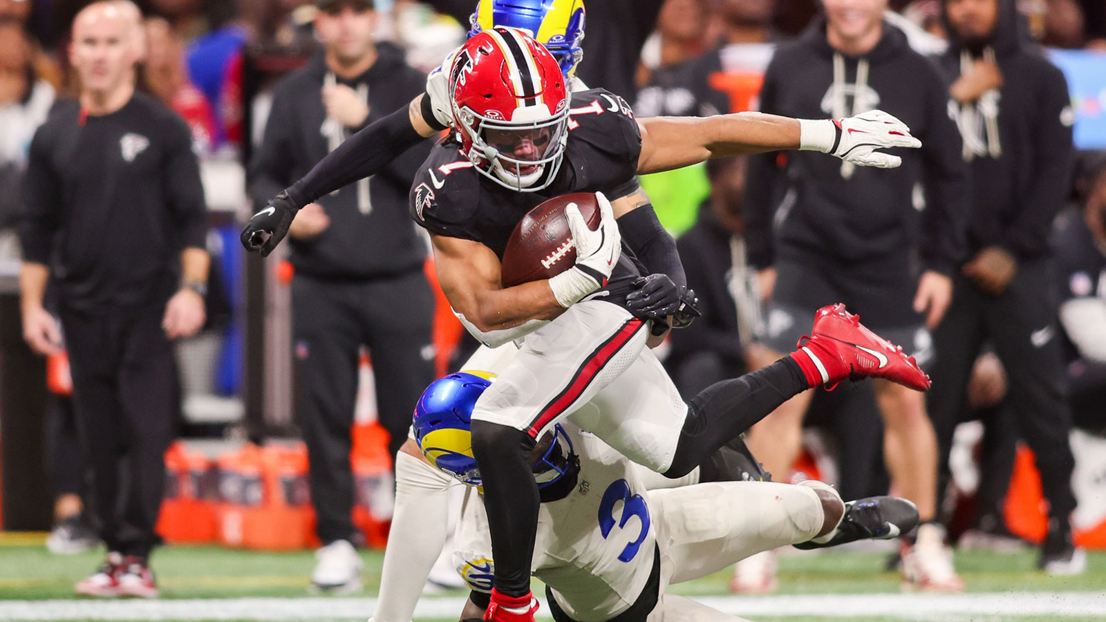 Atlanta Falcons running back Bijan Robinson (7) runs the ball against the Los Angeles Rams in the third quarter at Mercedes-Benz Stadium.