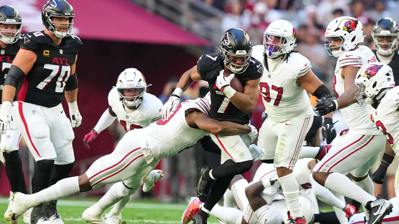 Atlanta Falcons running back Bijan Robinson (7) carries the ball against the Arizona Cardinals during the first half at State Farm Stadium.