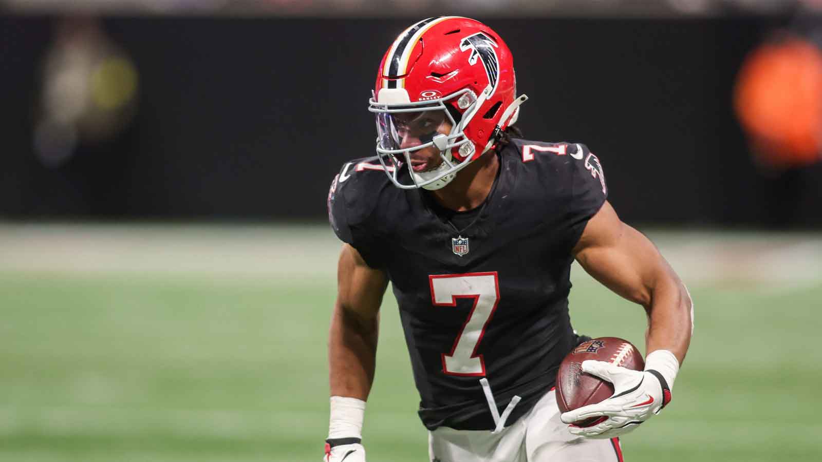 Atlanta Falcons running back Bijan Robinson (7) runs the ball against the Los Angeles Rams in the third quarter at Mercedes-Benz Stadium. 