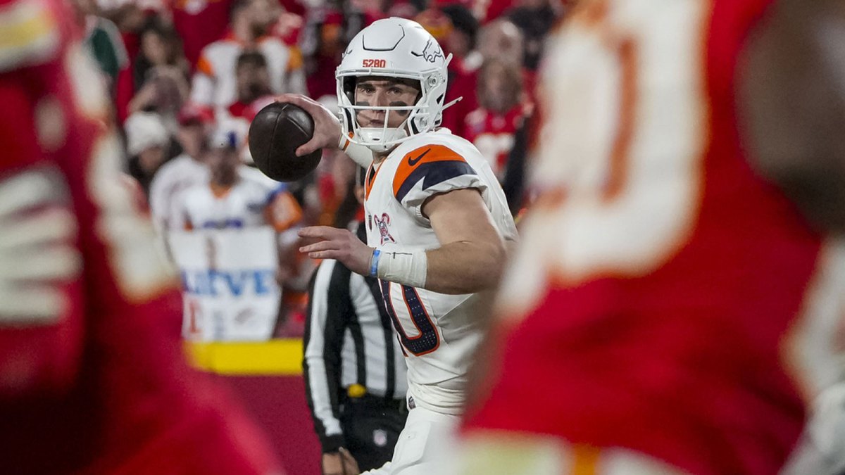 Denver Broncos quarterback Bo Nix (10) throws a pass during the third quarter at GEHA Field at Arrowhead Stadium.