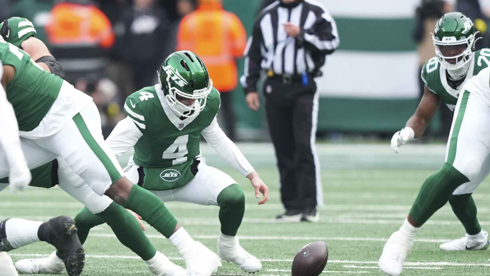 New York Jets quarterback Brady Cook (4) fumbles on the snap but recover the ball during the first quarter of the game against the New England Patriots at MetLife Stadium. 