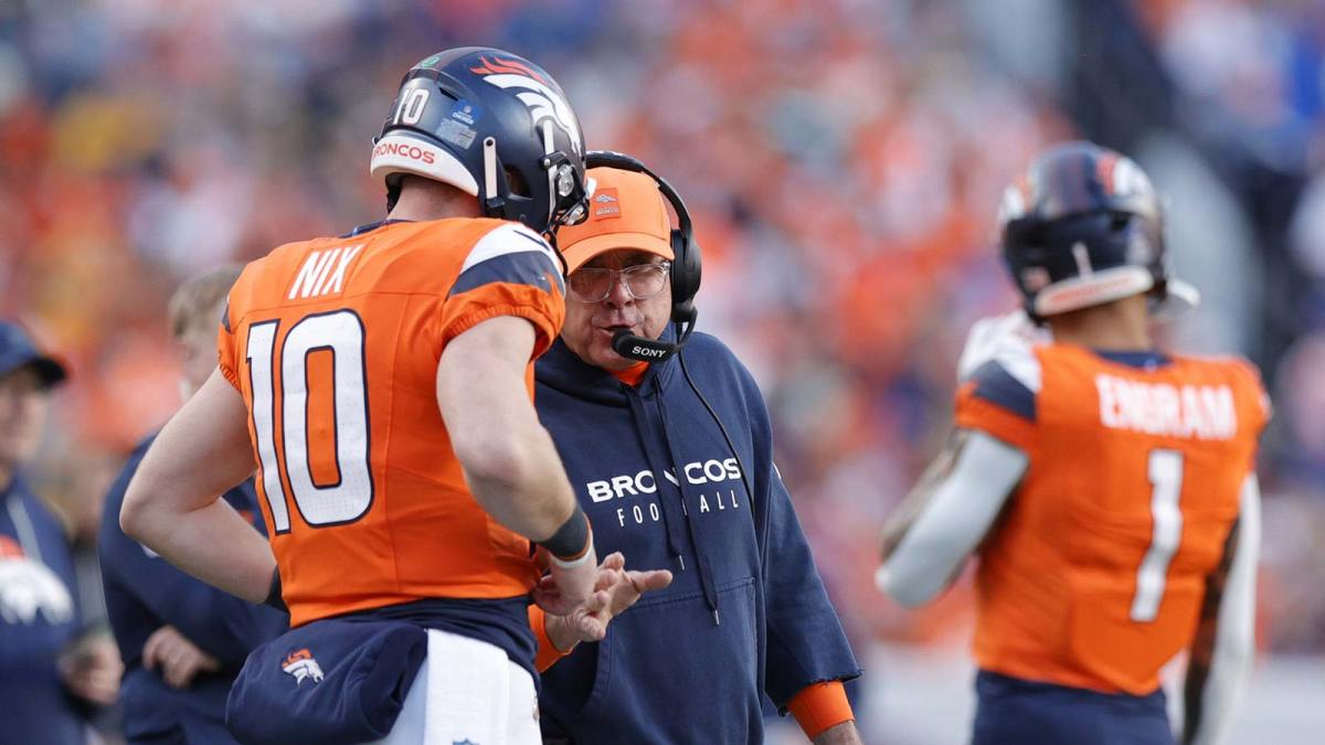 Denver Broncos head coach Sean Payton talks with quarterback Bo Nix (10) during the second quarter against the Green Bay Packers at Empower Field at Mile High.