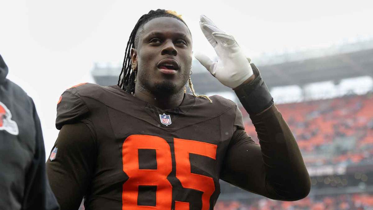 Cleveland Browns tight end David Njoku (85) walks off the field after the game against the Tennessee Titans at Huntington Bank Field.