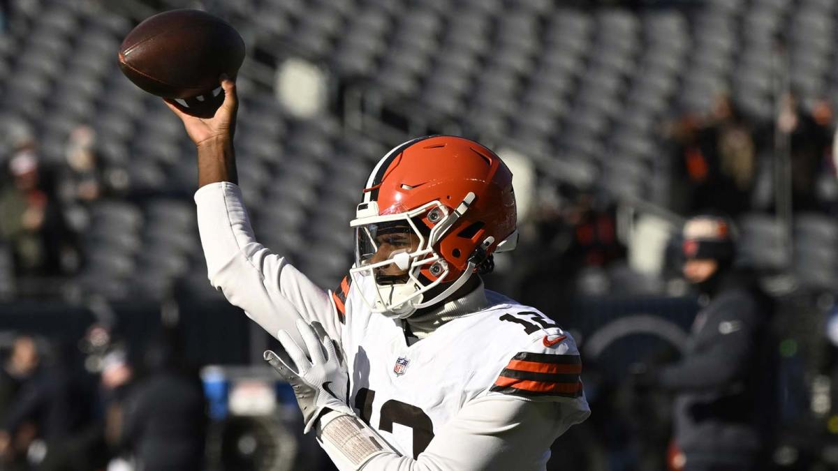 Cleveland Browns quarterback Shedeur Sanders (12) warms up prior to the game against the Chicago Bears at Soldier Field.