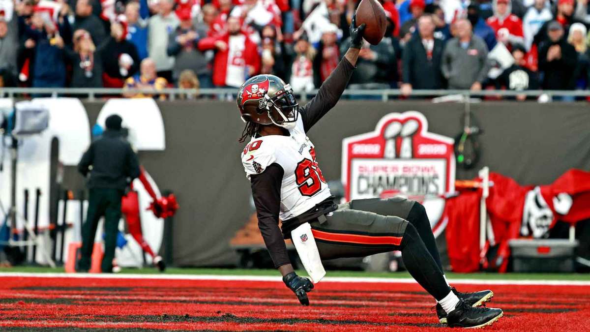 Tampa Bay Buccaneers outside linebacker Jason Pierre-Paul (90) celebrates after a fumble recovery during the second half against the Los Angeles Rams in a NFC Divisional playoff football game at Raymond James Stadium.