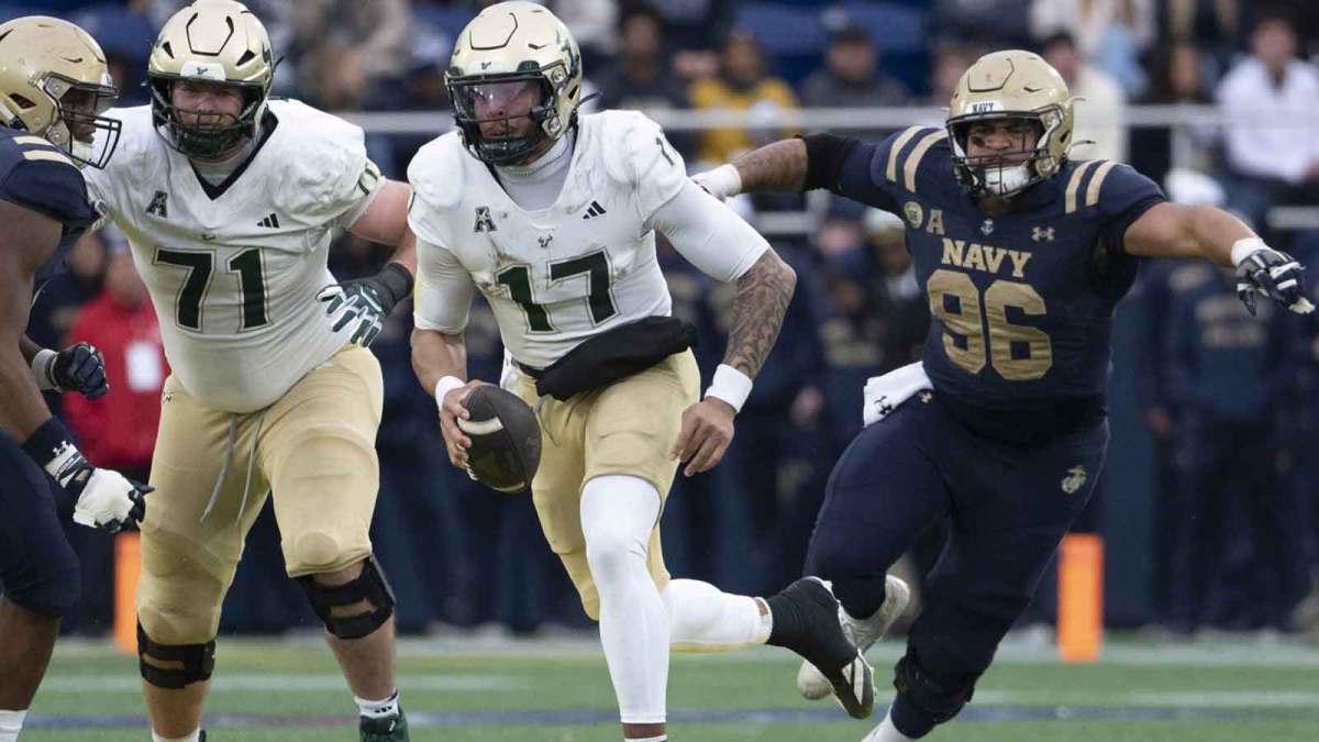 South Florida Bulls quarterback Byrum Brown (17) scrambles during the second half against the Navy Midshipmen at Navy-Marine Corps Memorial Stadium. Navy Midshipmen defeated South Florida Bulls 41-28.