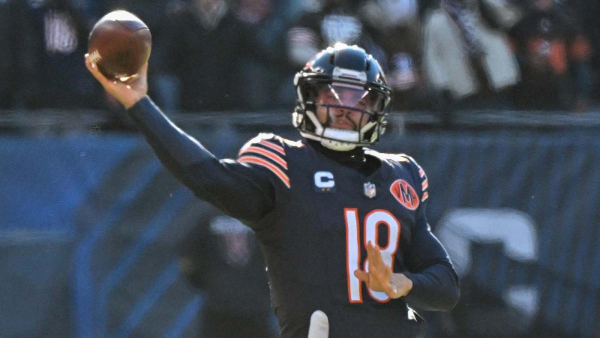 Chicago Bears quarterback Caleb Williams (18) throws a pass during the first quarter against the Cleveland Browns at Soldier Field.