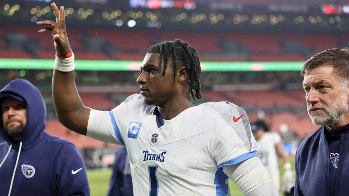 Tennessee Titans quarterback Cam Ward (1) acknowledges the crowd after the game against the Cleveland Browns at Huntington Bank Field.