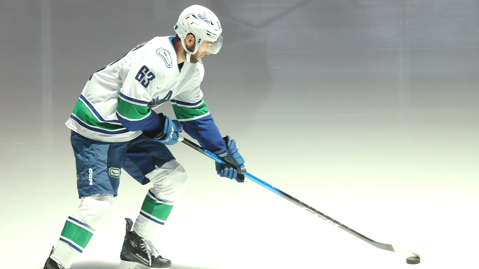 Canucks sign Max Sasson to 2-year extension