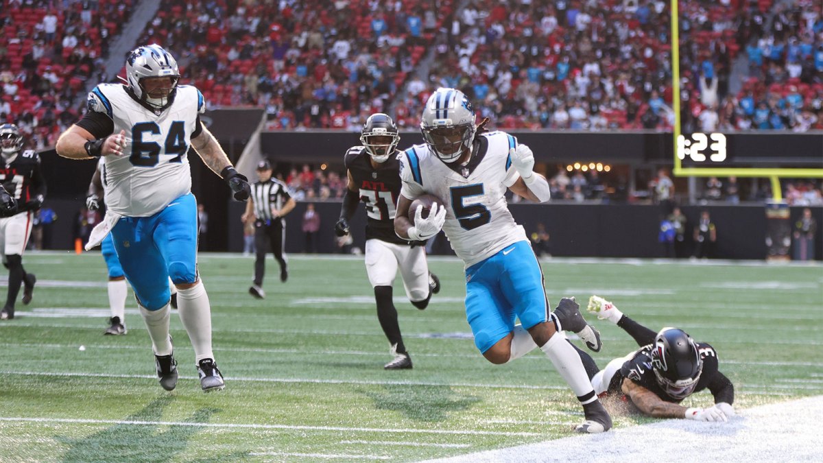 Carolina Panthers running back Rico Dowdle (5) makes a catch that is determined as out of bounds in the fourth quarter against the Atlanta Falcons at Mercedes-Benz Stadium.