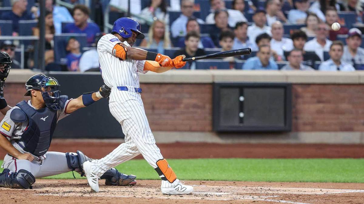 New York Mets center fielder Cedric Mullins (28) hits an RBI single in the second inning against the Atlanta Braves at Citi Field.