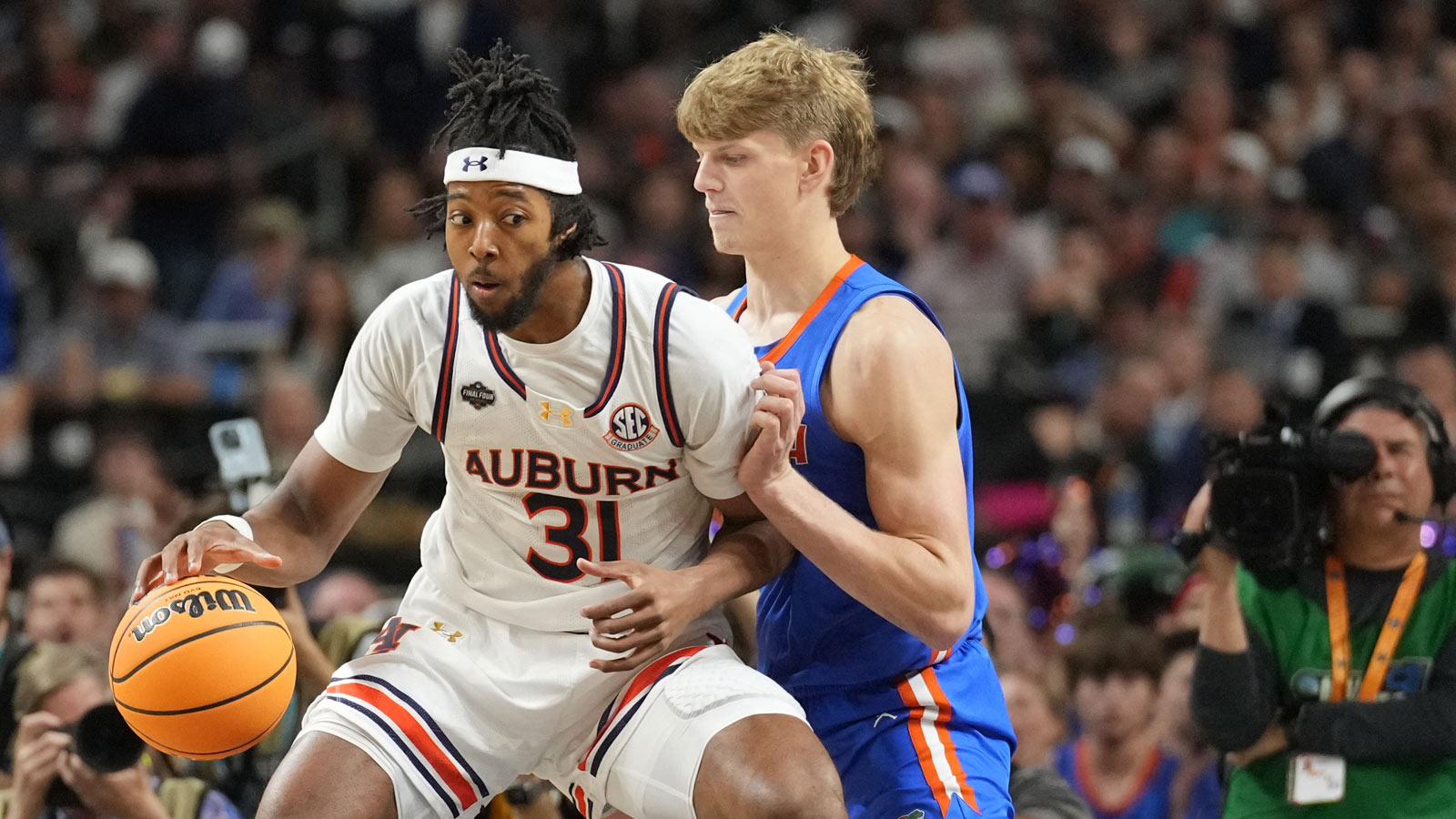 Auburn Tigers forward Chaney Johnson (31) dribbles against Florida Gators forward Thomas Haugh (10) in the semifinals of the men's Final Four of the 2025 NCAA Tournament at the Alamodome.