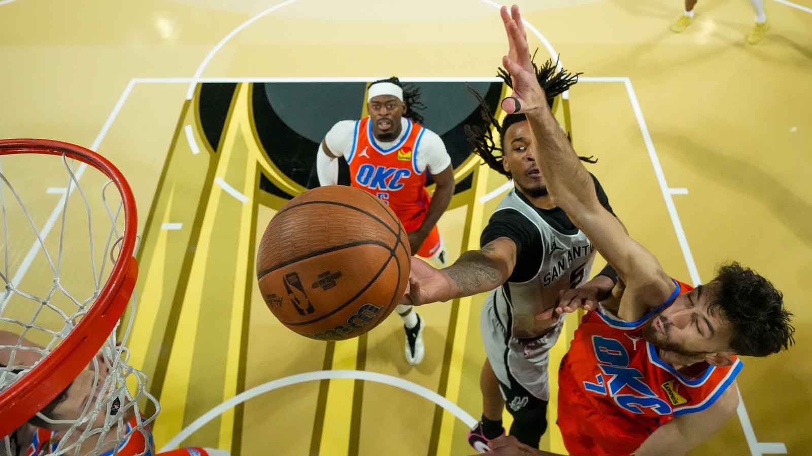 San Antonio Spurs guard Stephon Castle (5) drives to the basket on Oklahoma City Thunder center Chet Holmgren (7) during the first quarter at T-Mobile Arena.