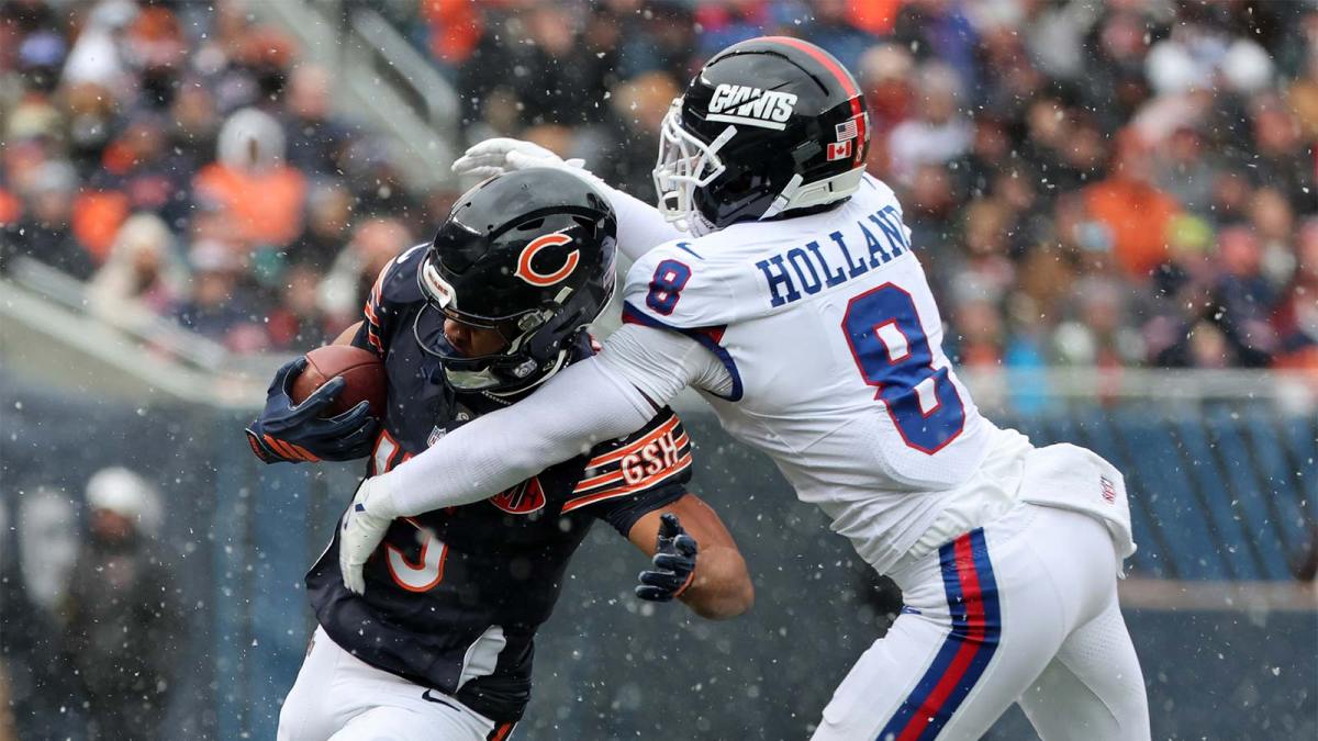 Chicago Bears wide receiver Rome Odunze (15) makes a catch against New York Giants safety Jevon Holland (8) during the first half at Soldier Field.