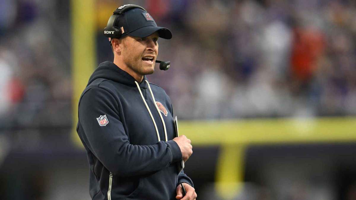 Chicago Bears head coach Ben Johnson stands on the sidelines during the fourth quarter against the Minnesota Vikings at U.S. Bank Stadium.