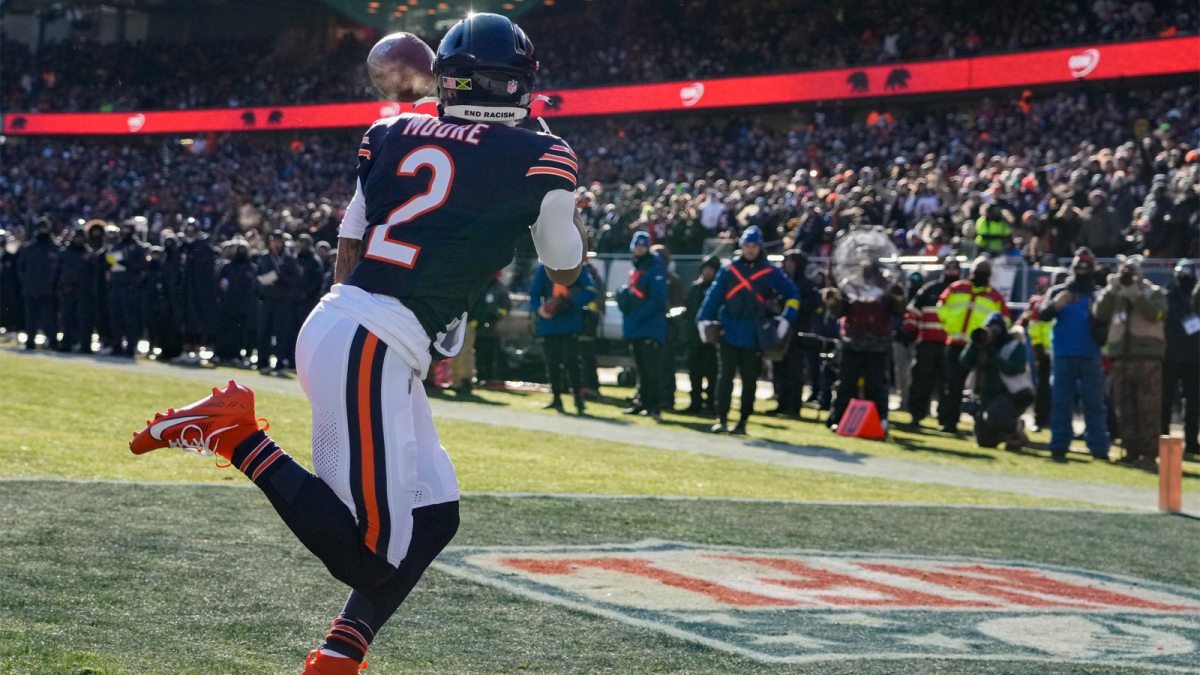 Chicago Bears wide receiver DJ Moore (2) catches a pass for a touchdown during the first quarter against the Cleveland Browns at Soldier Field. Mandatory Credit: David Banks-Imagn Images