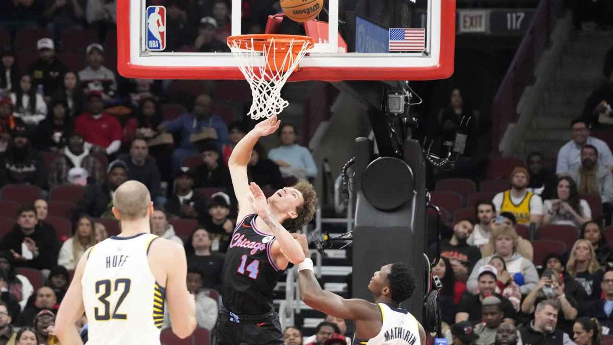 Dec 5, 2025; Chicago, Illinois, USA; Chicago Bulls forward Matas Buzelis (14) tries to score over Indiana Pacers guard Bennedict Mathurin (00) during the first half at United Center. Mandatory Credit: David Banks-Imagn Images
